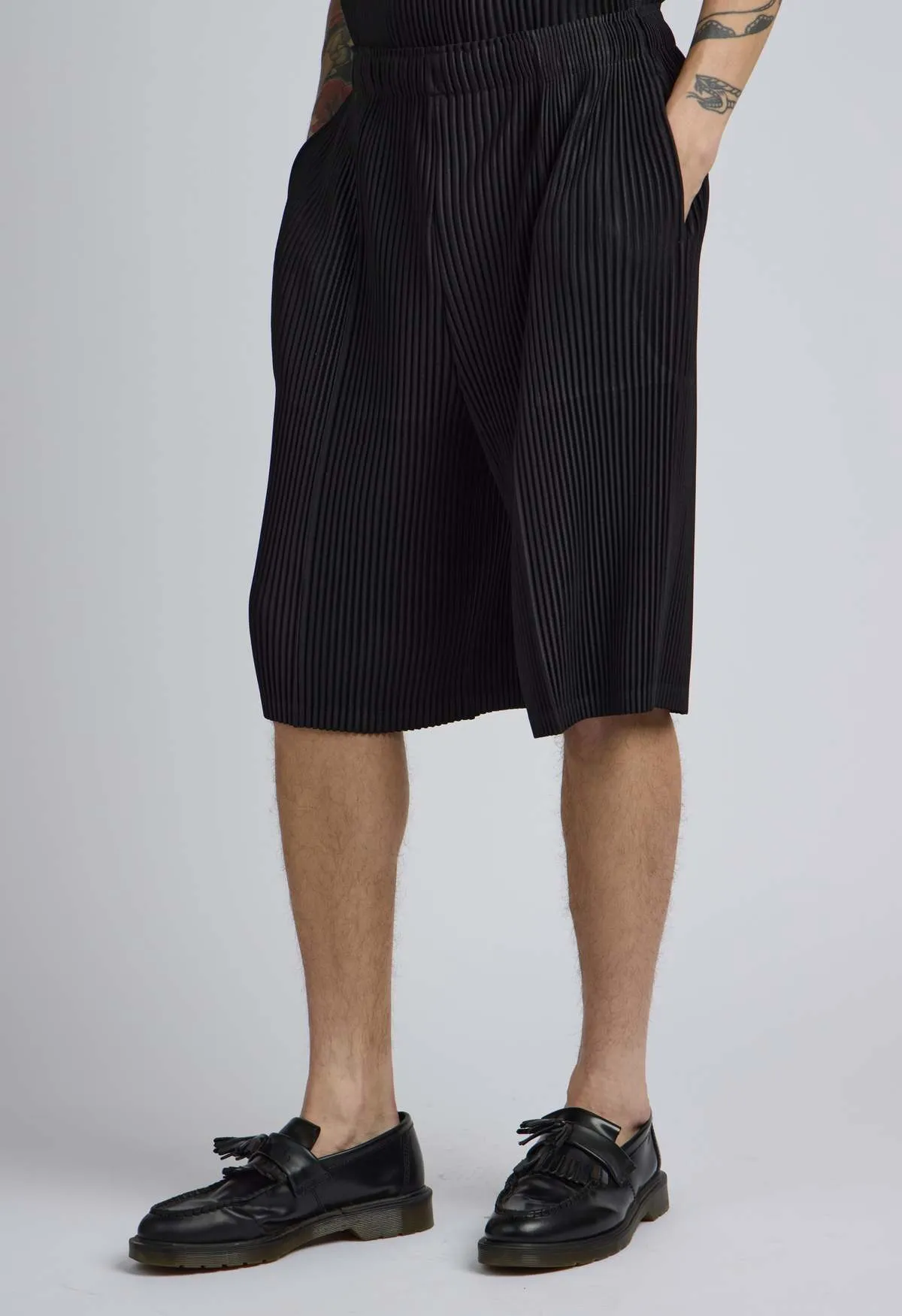 Mid Pleated Short - Black